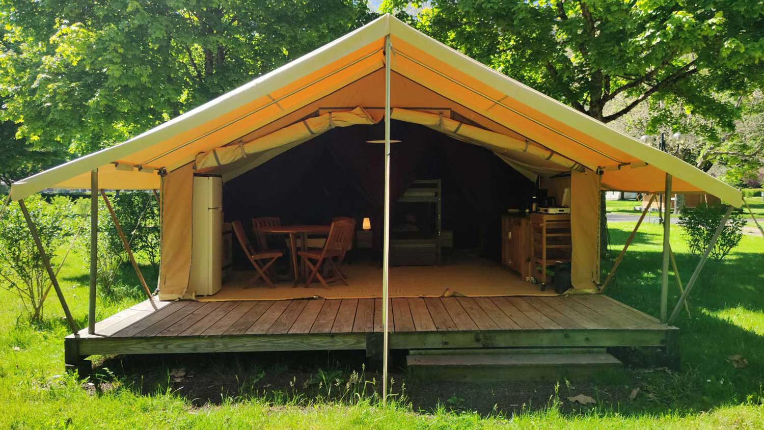 bungalow-camping-nature-cantal-vic-sur-cere