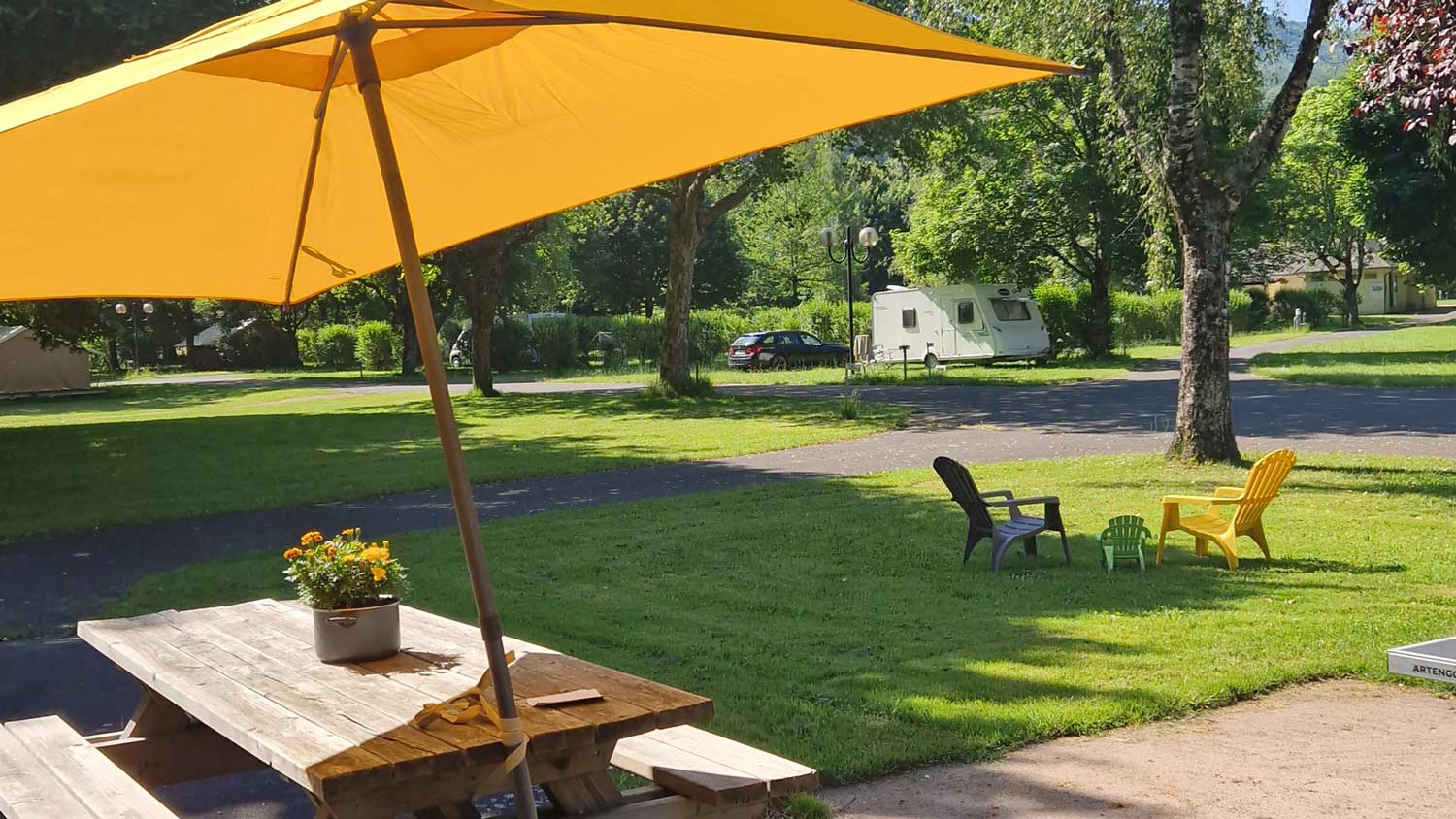 camping-ombrage-vic-nature-cantal