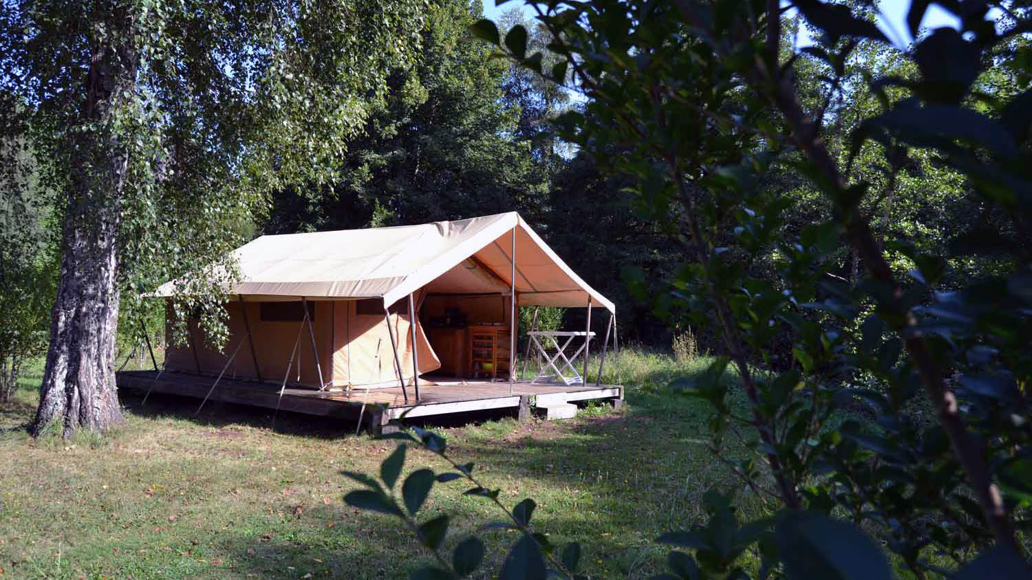 exterieur-lodge-camping-vic-nature-vic-sur-cere