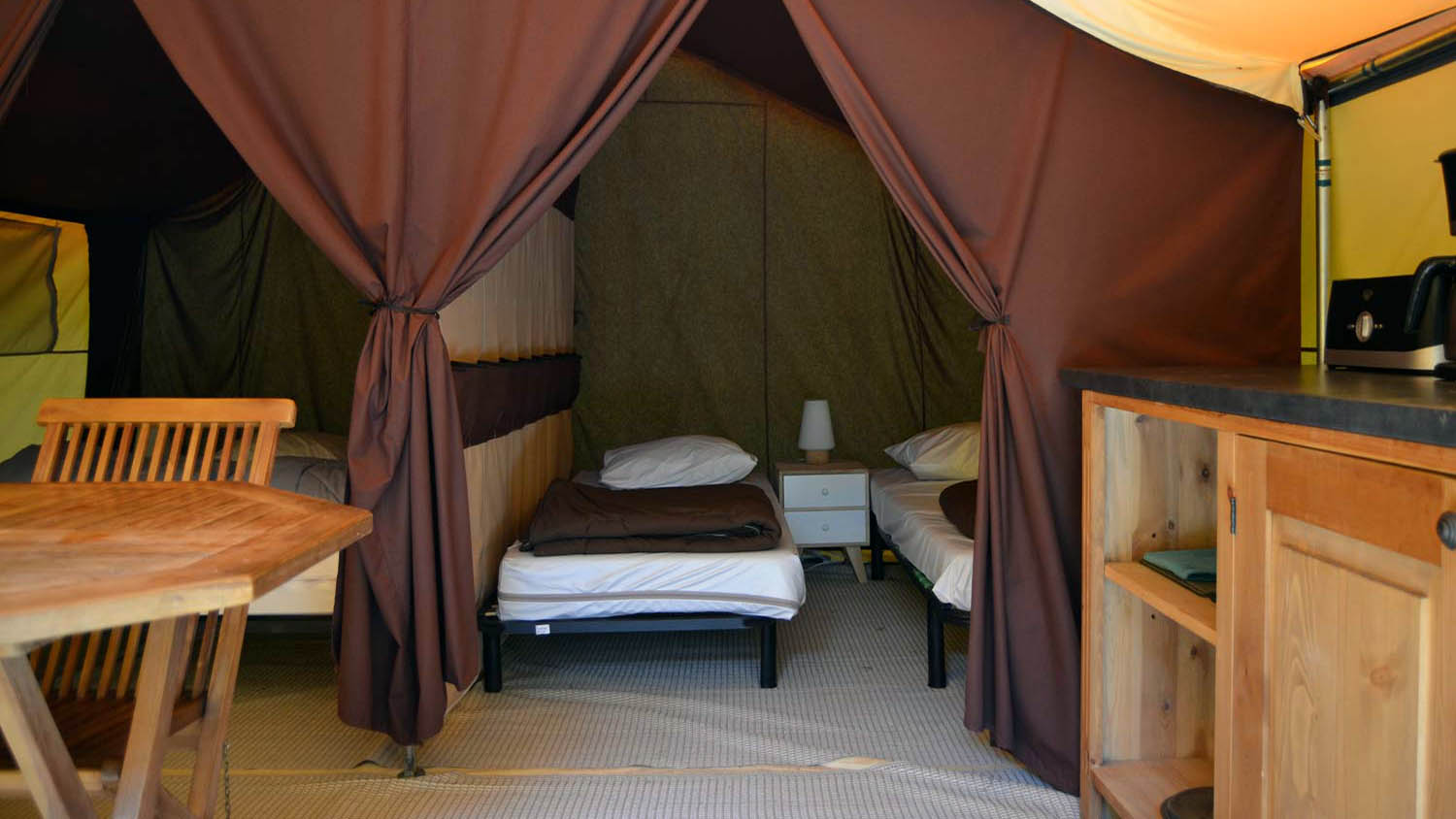 interieur-lodge-camping-cantal-vic-sur-cere
